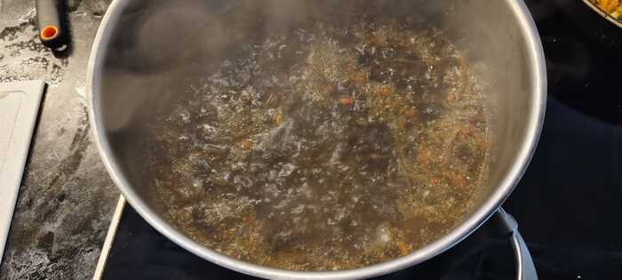 Опята заливаю водой, добавляю соль и специи. Варю.