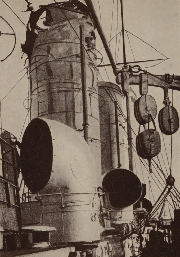 Повреждения дымовой трубы на лёгком крейсере Helgoland, полученные в битве при Дураццо, 29 декабря 1915 года