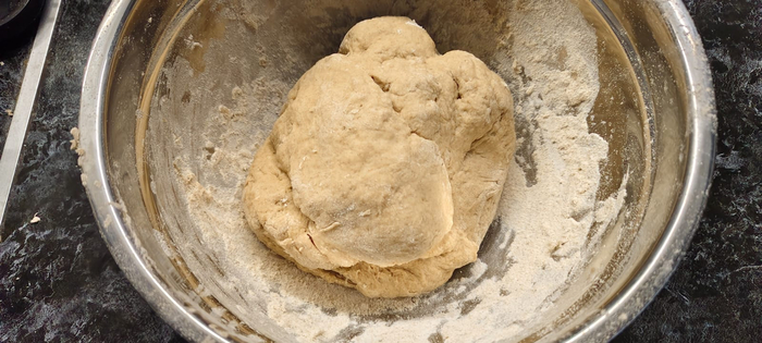 Вымесил на столе и обратно в миску убрал. Накрыл миску крышкой и убрал на час в тёплое место. Тесто должно дойти и увеличится.