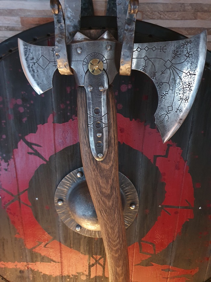 Топор Кратоса и щит по игре GOD OF WAR
