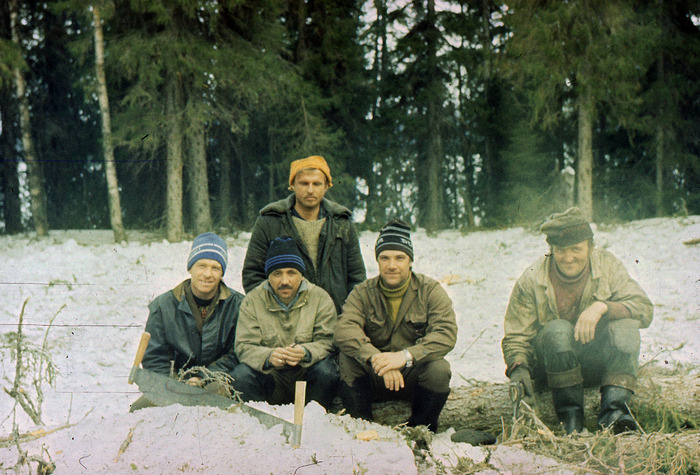 Я в центре в дурацкой шапке, Мамонт справа - топор из рук не выпускает!