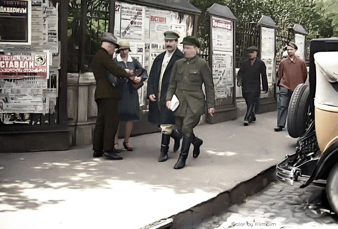 Идёшь такой в 1930 году по тротуару, встречаешь товарища Сталина