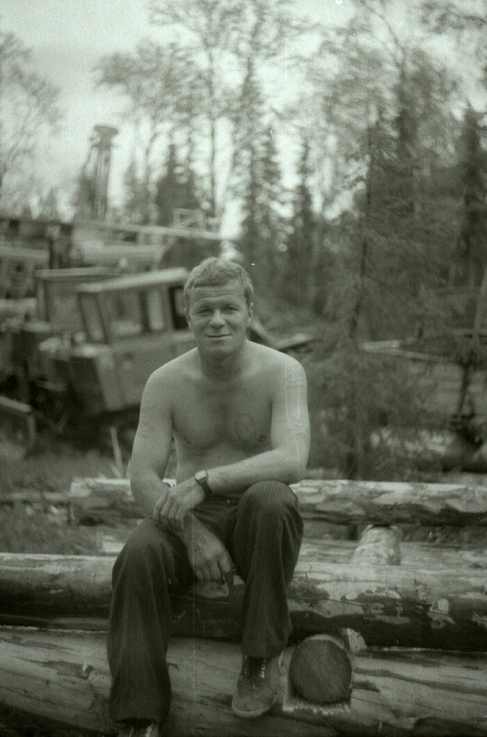 Колька на строительстве бани. Я в строительстве тоже активно участвовал, хоть и впервые пришлось избу строить.