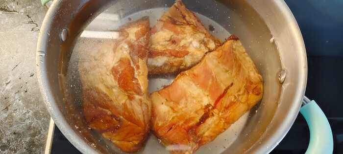 Ребра разрубаю, чтоб влезли в кастрюлю. Заливаю водой, солю и отправляю вариться. 20 минут