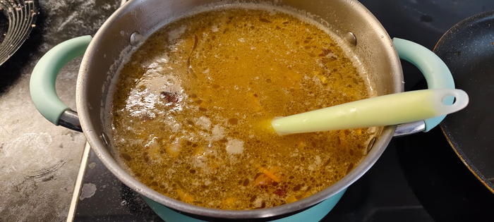 Через 20 минут варки гороха добавляю пожарку, порубленное мясо и картофель. Варю до готовности картофеля и гороха. Тоже примерно 20-25 минут