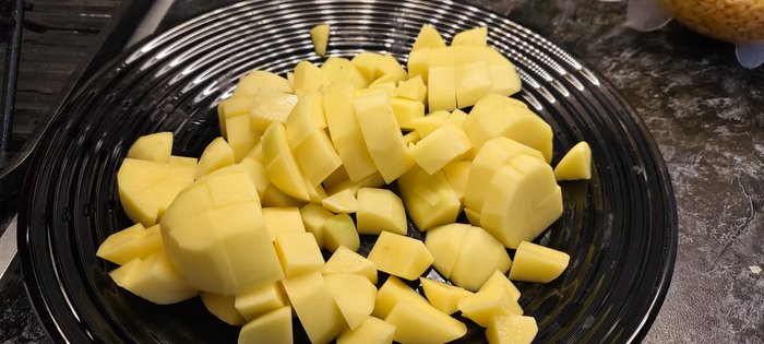 Картофель нарезаю кубиком