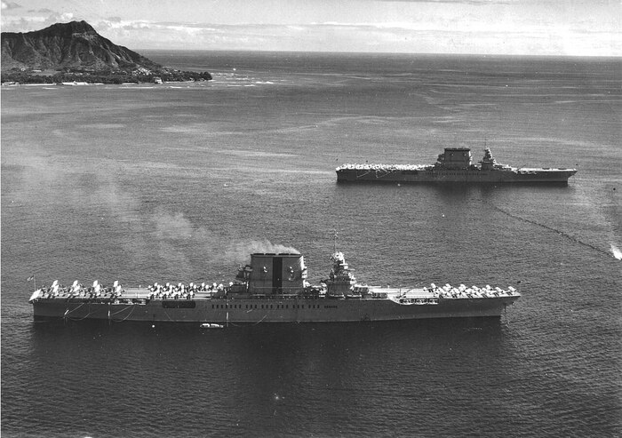 Авианосцы ВМС США USS Lexington и USS Saratoga в 1932 году