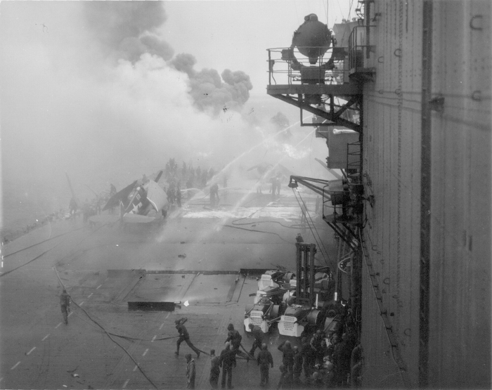 Палуба USS Saratoga после атаки камикадзе