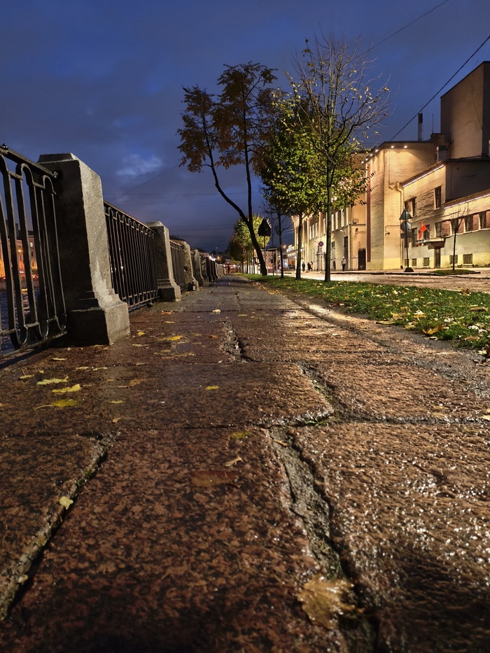 Шёл, шёл, упал)