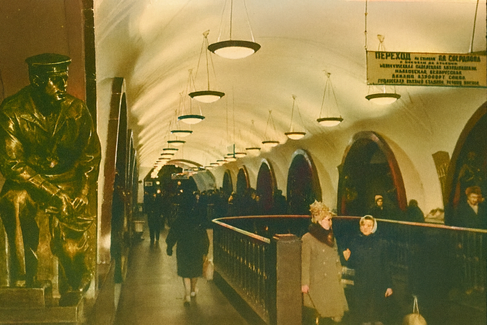 Московский метрополитен. Вестибюль станции метро «Площадь революции», 1968 год, неизвестный автор