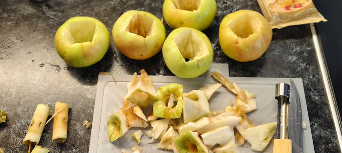 Яблоки мою. Вырезаю середину, "входное отверстие" расширяю ножом, чтоб больше начинки вошло.