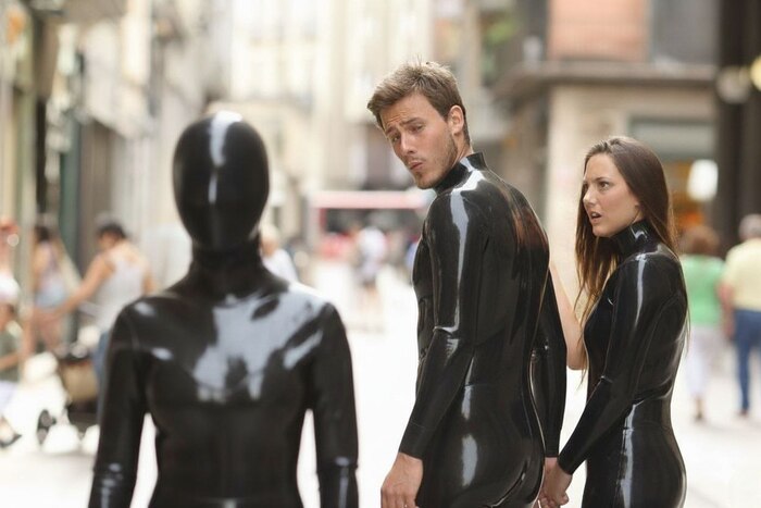 Мем Неверный парень продолжает смешить