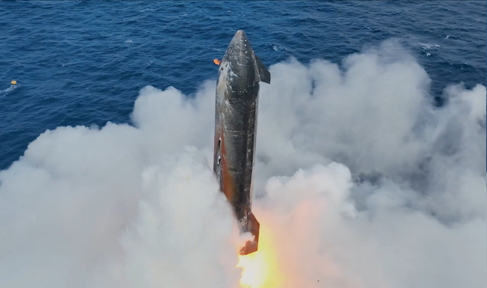 Видно пламя в верхней части обтекателя, которого там быть не должно