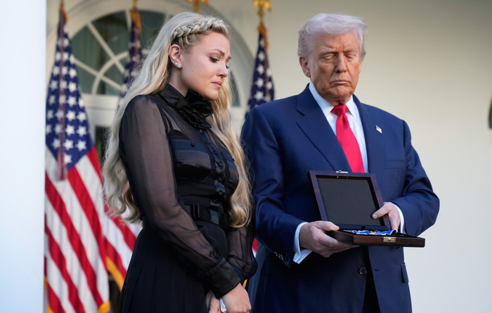 Президент США Дональд Трамп и вдова Чарли Кирка Эрика на церемонии награждения© AP Photo/ Mark Schiefelbein
