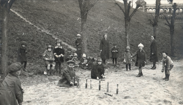 Дети из кремлёвского детсада в Тайницком саду. Фото 1927 года
