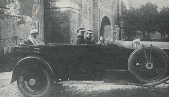 Сталин за рулём авто у Тайницкой башни. Фото 1923 года