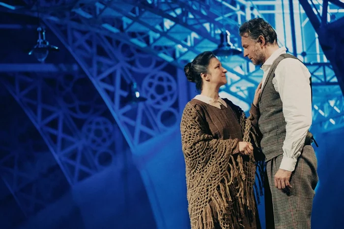 На сцене театра