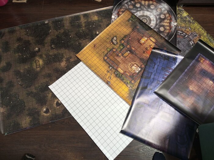 Пустая белая - фактически обрезок, на случай какой-то незапланированной локации. Всего 4 больших карты локаций и 5 поменбше