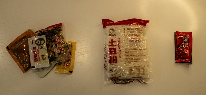 Сначала идут все овощи, соусы, жиры, далее лапша и в конце перечное масло и уксус