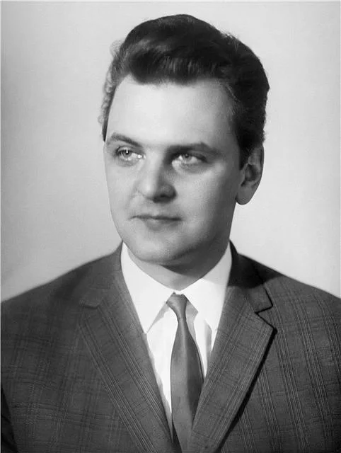 Юрий Яковлев в молодости Юрий Яковлев в молодости