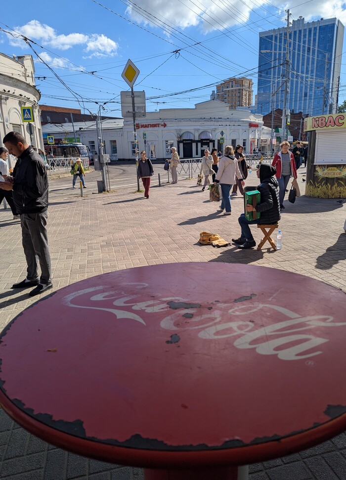 Ушли и даже столик не кому подкрасить