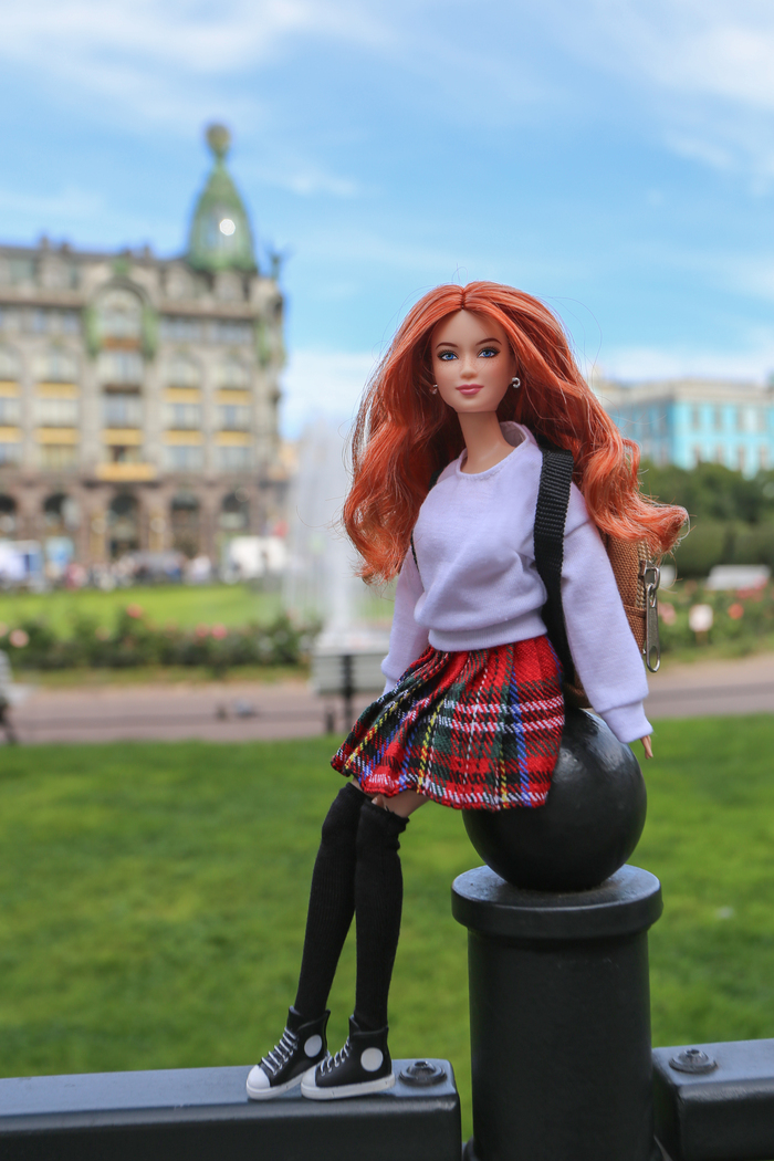 На фоне Дома книги