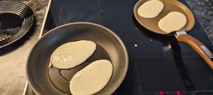 На разогретые сковороды добавляю масло и вливаю тесто