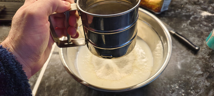 В миске соединяю все ингредиенты. Просеиваю муку