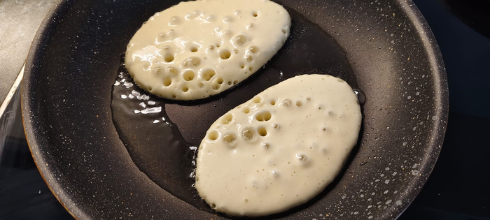 Как только на верхней стороне начали появляться дырочки, переворачиваю