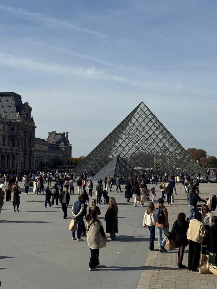 Ограбление в Лувре. Музей временно закрыт