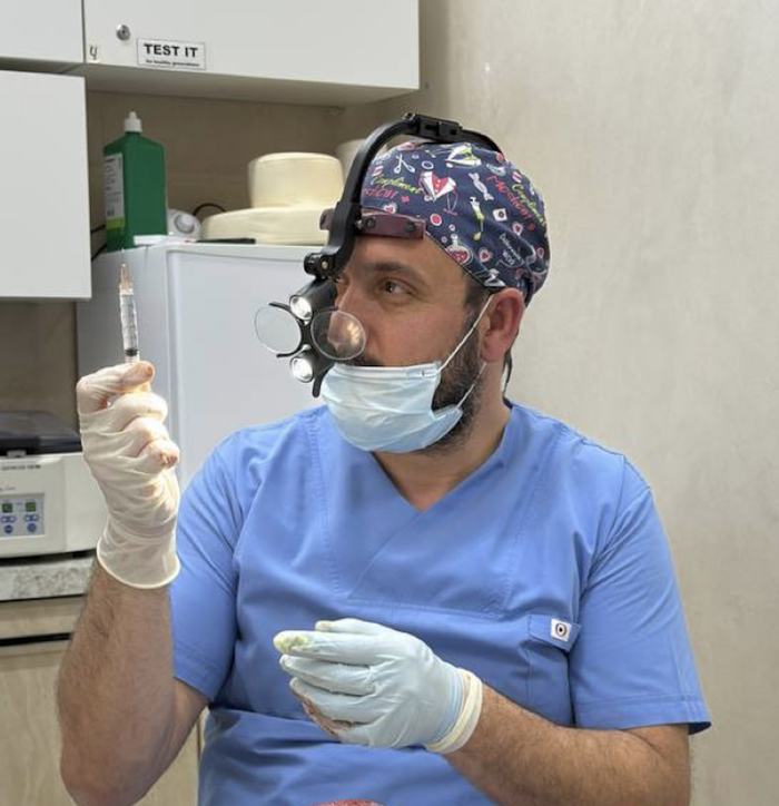 А вот и доктор Кексал Дениз, который проводил процедуру