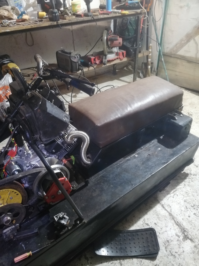 Глушак стоит в конце, ноги пассажиру не жгёт, да и греется не сильно.