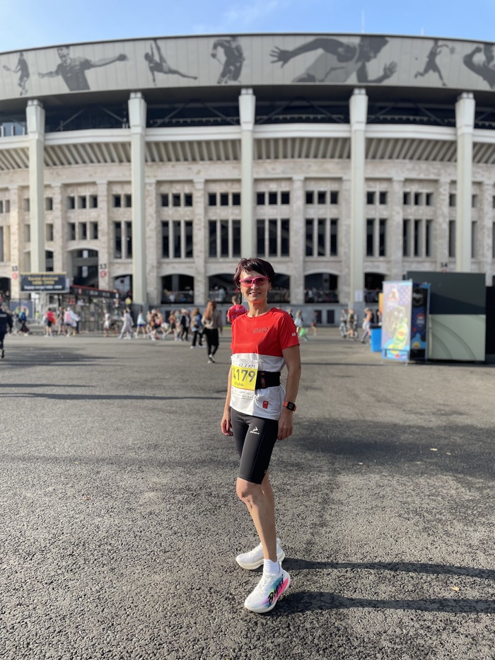 Традиционно между разминочными подходами заставляю сделать предстартовое фото с номером