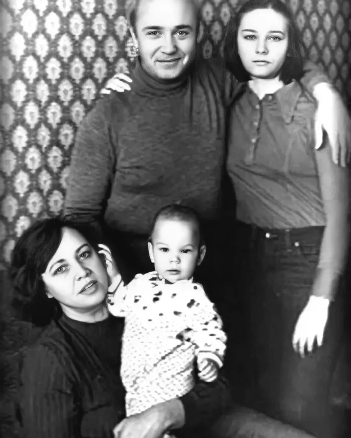 Леонид Куравлев с женой и детьми