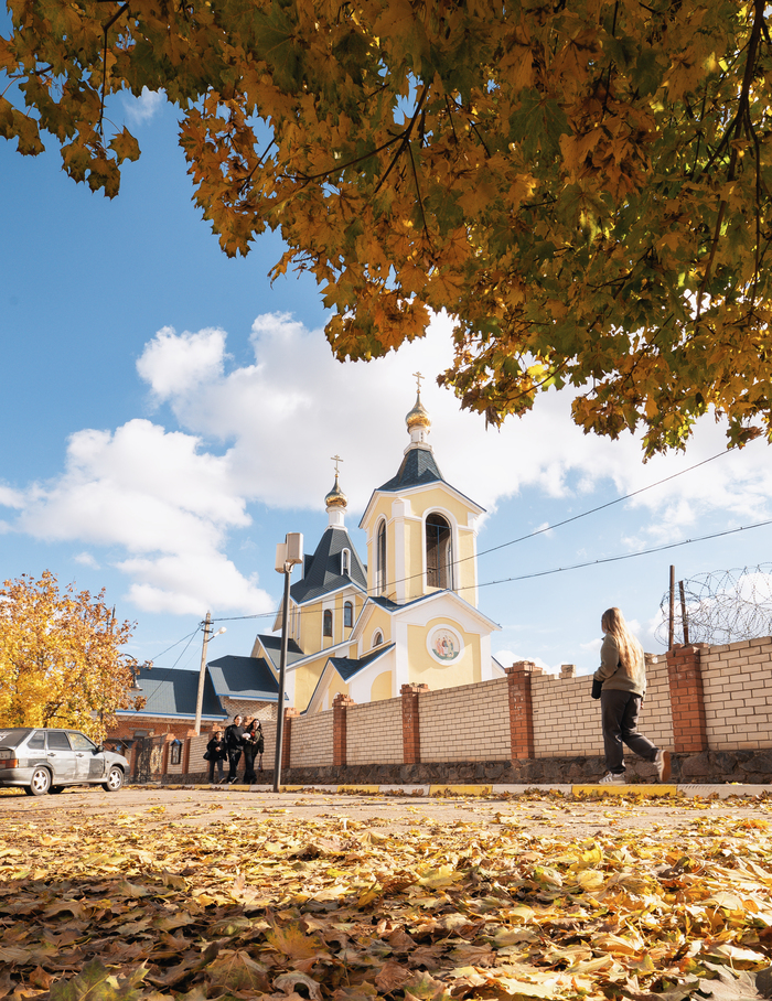 Осень у стен храма Рождества Христова в Урюпинске