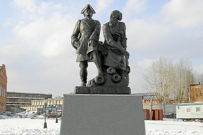 Памятник Петру I и Никите Демидову в Невьянске