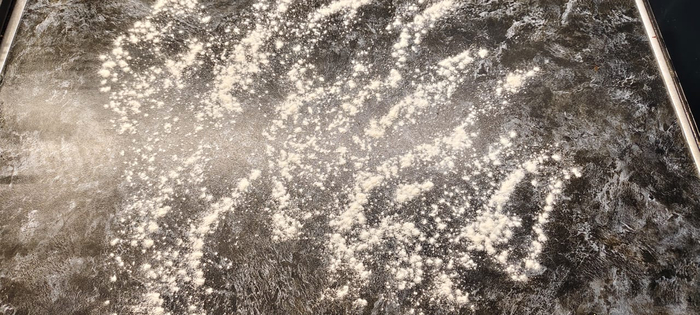 Рабочую поверхность присыпаю мукой