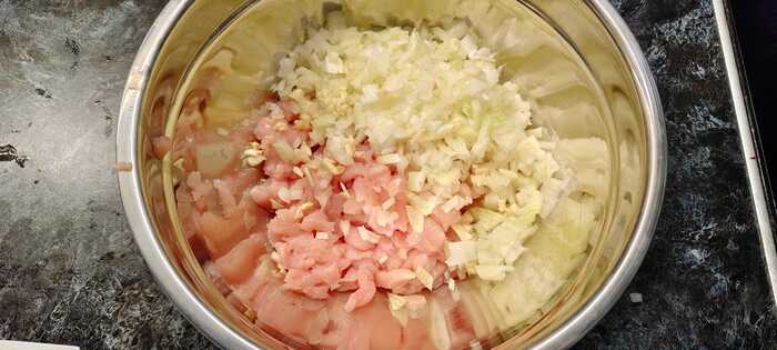 Нарезаю лук и чеснок, добавляю к фаршу