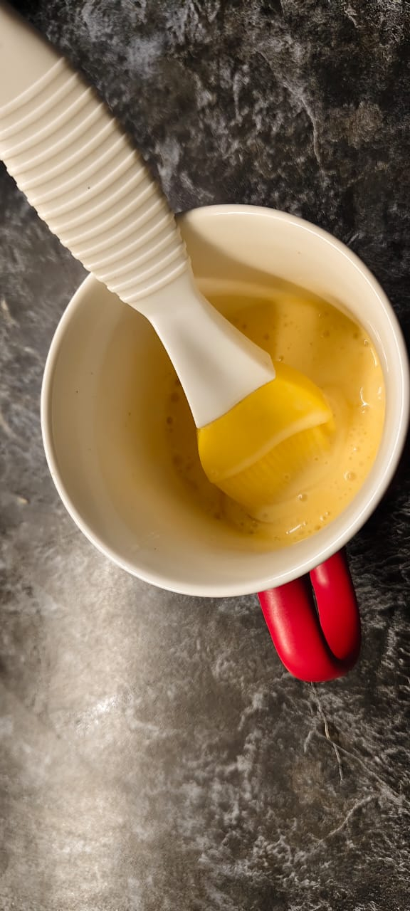 В чашке смешиваю яйцо и столовую ложку сливок