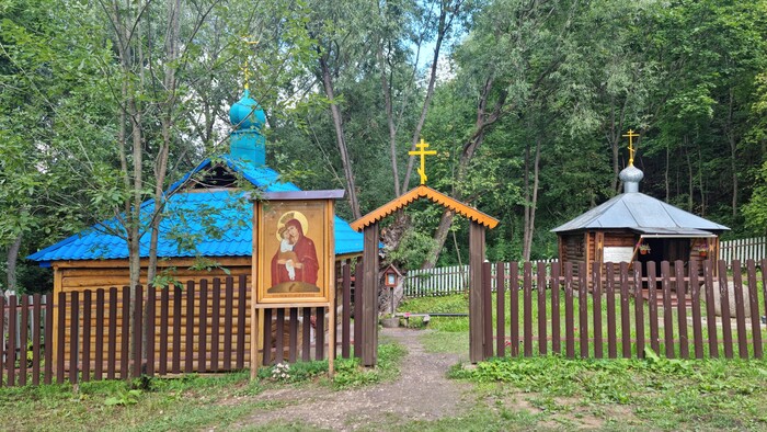Ожидание: родник с трубой. Реальность: комплекс из двух часовен.