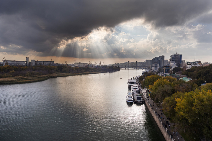 Такая вот панорама открывается на середине моста, если идти в сторону левого берега Дона