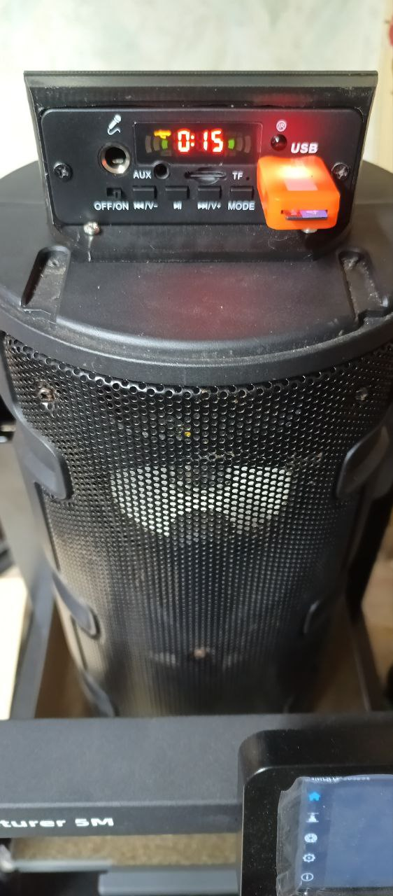 Корпус с модулем установлен на корпус с динамиками.