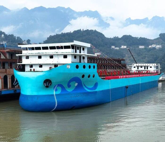 В Китае спустили на воду гигантский электроход!