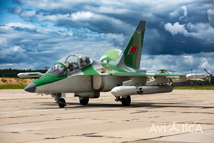 Под крылом подвесной топливный бак и блок Б-13