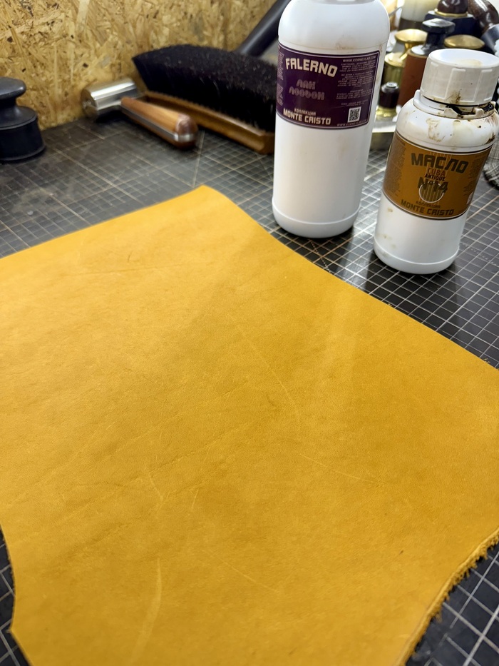 Вначале, как водится, подготовим кожу. Смесь масел и жиров и вот это всё