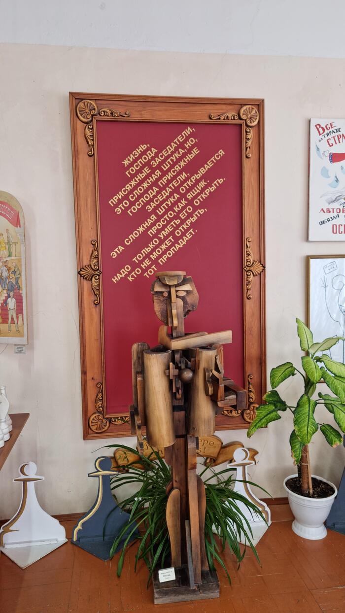 Стены этого музея — бесконечный сборник классических мемов.