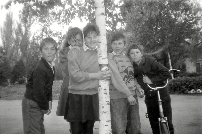 На школьном дворе с однокашниками,весна 1993 года
