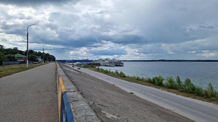 Стоило отвлечься на обед, как на берег высадился туристический десант.