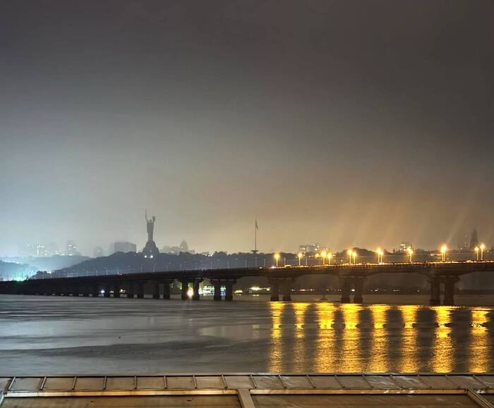 Мост Патона в Киеве в полумраке