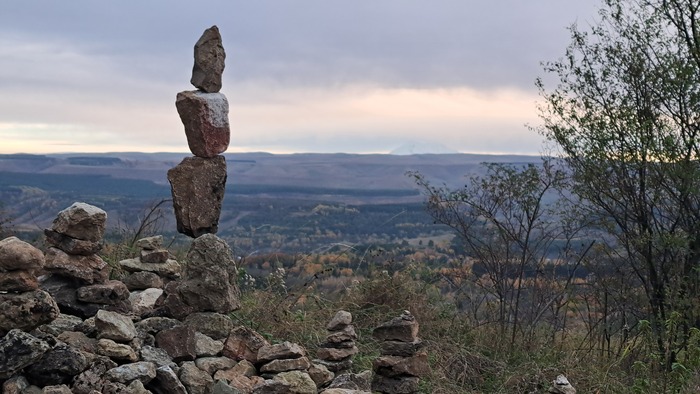 Балансировка камней, на фоне Эльбруса.